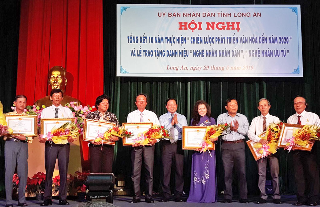 Vice Chairman of Long An Provincial People's Committee - Pham Tan Hoa (C) awards the title “Merited Craftsmen