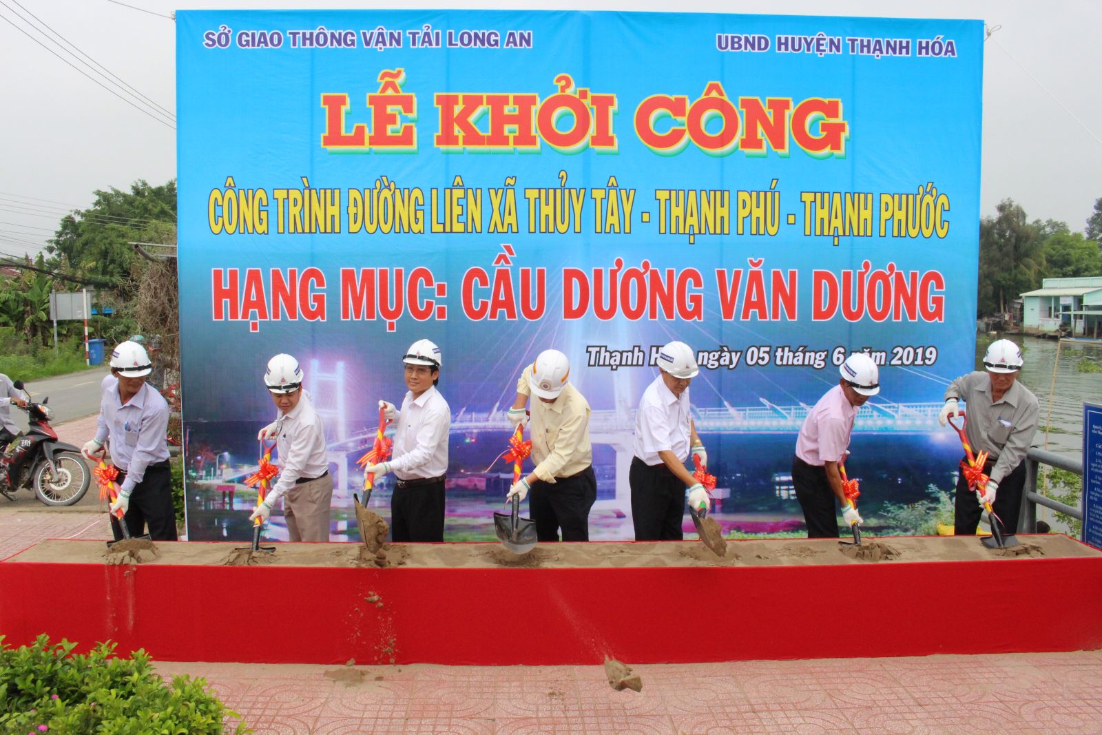 The ceremony to start construction of Duong Van Duong bridge