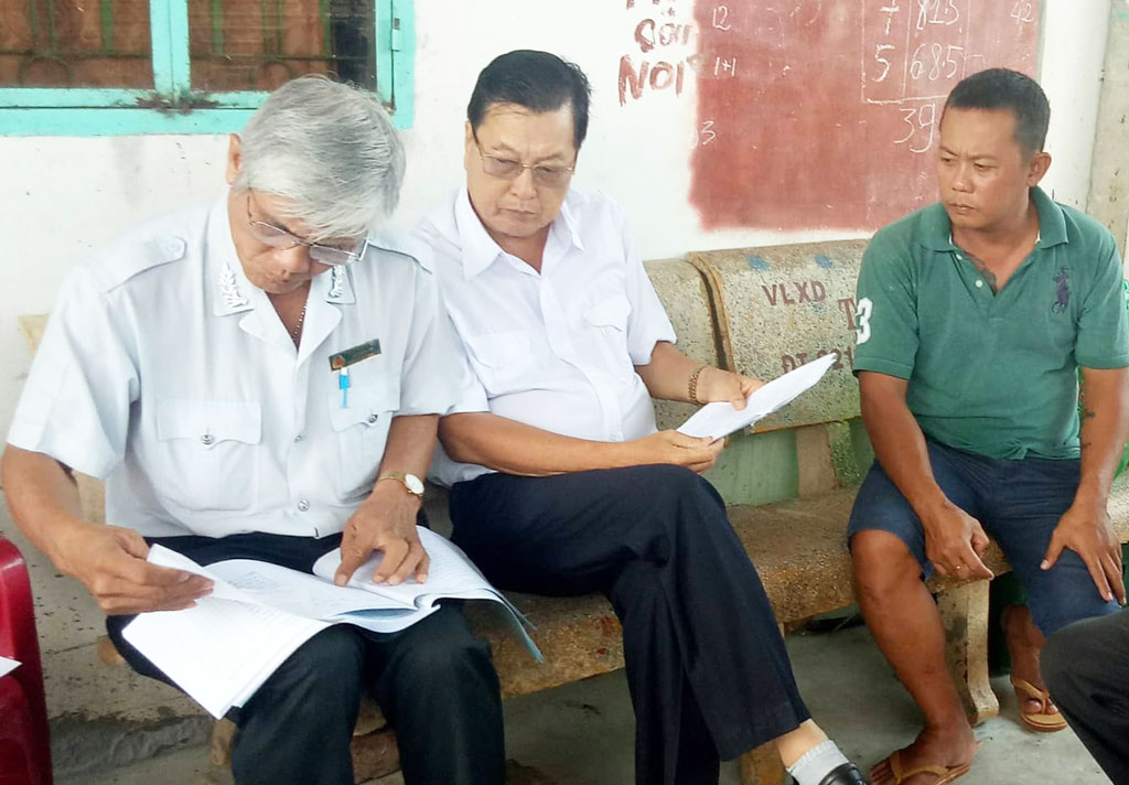 Officials from Long An Division of Livestock, Veterinary and Fisheries checked the papers of source, origin and quarantine at transfer stations and pig collection points in Duc Hoa district