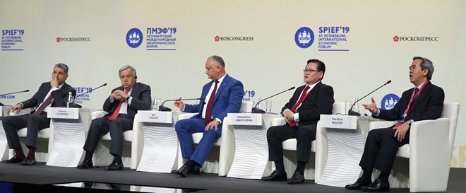 Politburo member and head of the Party Central Committee’s Economic Commission Nguyen Van Binh (first, right) at a dialogue of the 23rd St. Petersburg International Economic Forum (Photo: VNA)