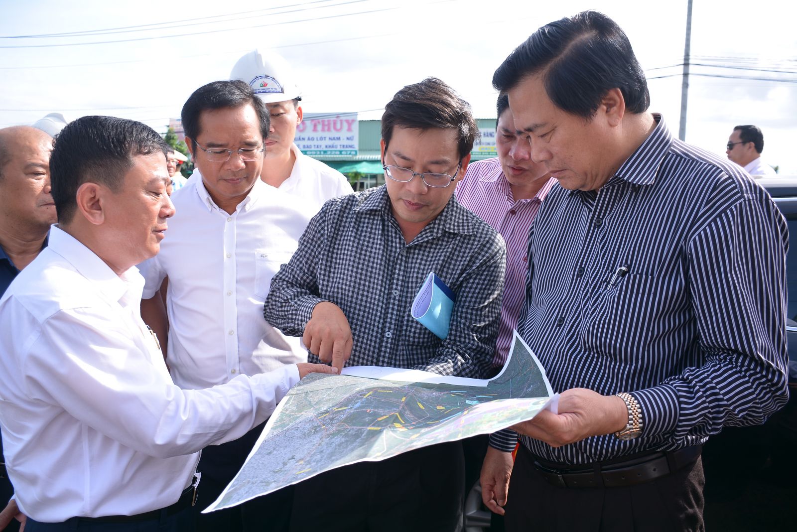 Secretary of the Provincial Party Committee, Chairman of People's Council of Long An Province - Pham Van Ranh and the delegation directly survey the key project of Provincial Road 830