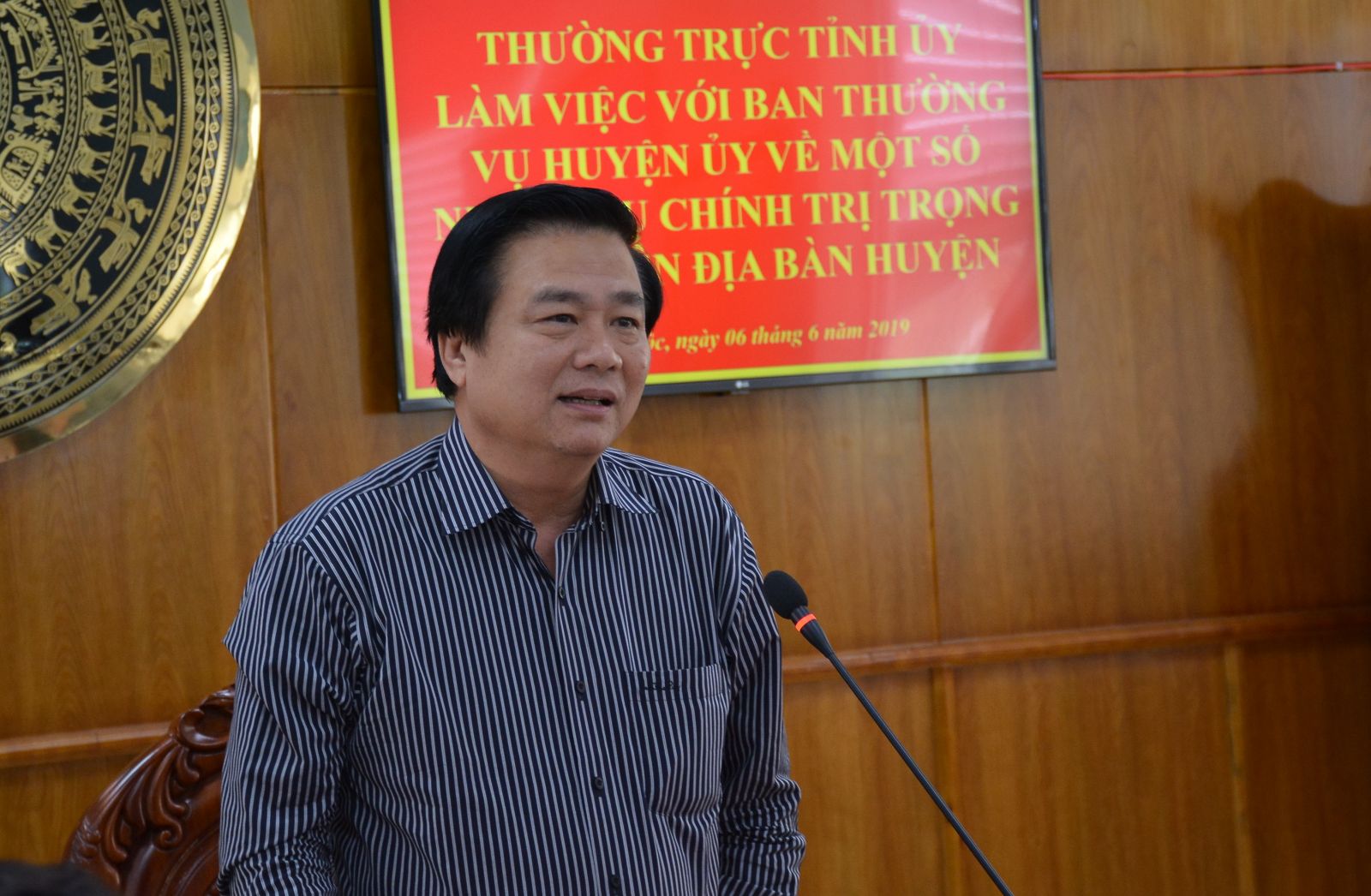 Secretary of the Provincial Party Committee, Chairman of People's Council of Long An province - Pham Van Ranh speaks at the meeting