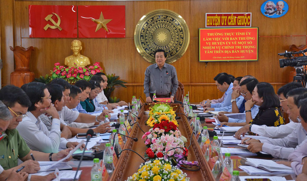 Secretary of Provincial Party Committee, Chairman of People's Council of Long An province - Pham Van Ranh chairs the working session