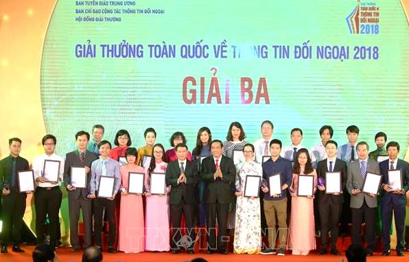 The 3rd prize winners are presented awards (Photo: TTXVN)