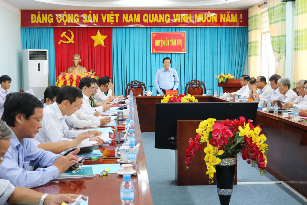 Secretary of Provincial Party Committee, Chairman of Provincial People's Council - Pham Van Ranh worked with Standing Committee of Tan Tru district Party Committee