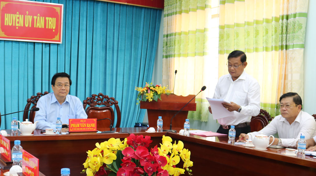 Secretary of Party Committee, Chairman of People's Council of Tan Tru district - Nguyen Ngoc Day reported the results of leadership in implementing the district's political tasks to the delegation.