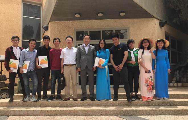 Ambassador Do Minh Hung (middle) together with Vietnamese students (Photo: VNA)