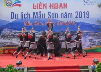 Thousands flock to Mau Son mount for tourism festival