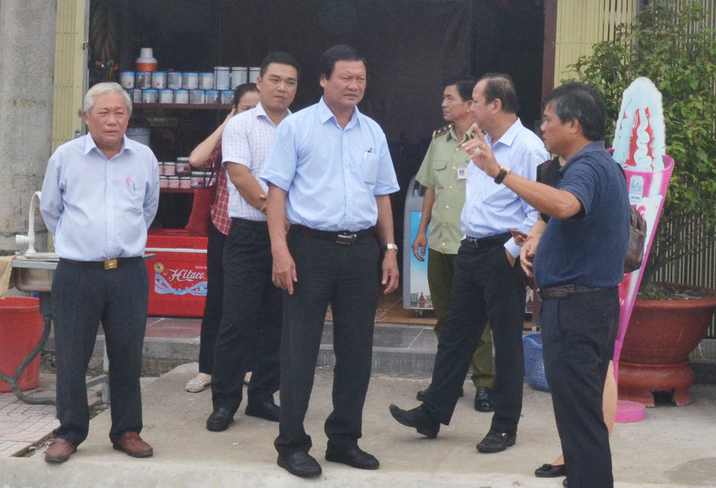 Director of Long An Department of Industry and Trade - Le Minh Duc surveys the investment progress of the Commercial Area Project in Thanh Hoa district