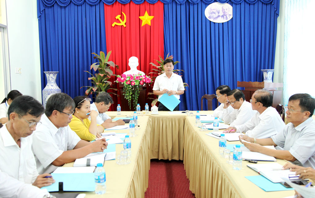 Chairman of the district People's Committee - Huynh Van Quang Hung deployed urgent measures to prevent and fight ASF 