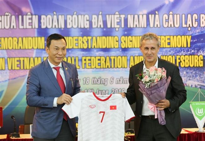 The Vietnam Football Federation (VFF) and Germany’s VfL Wolfsburg football club inked a cooperation memorandum of understanding (MoU) in Hanoi on June 18 (Photo: VNA)