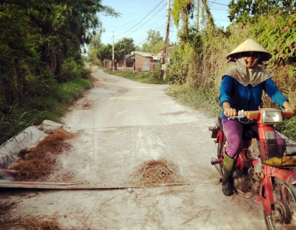 Duc Hoa Thuong commune establishes 3 antiseptic latches at the entry - exit entrance of epidemic  areas