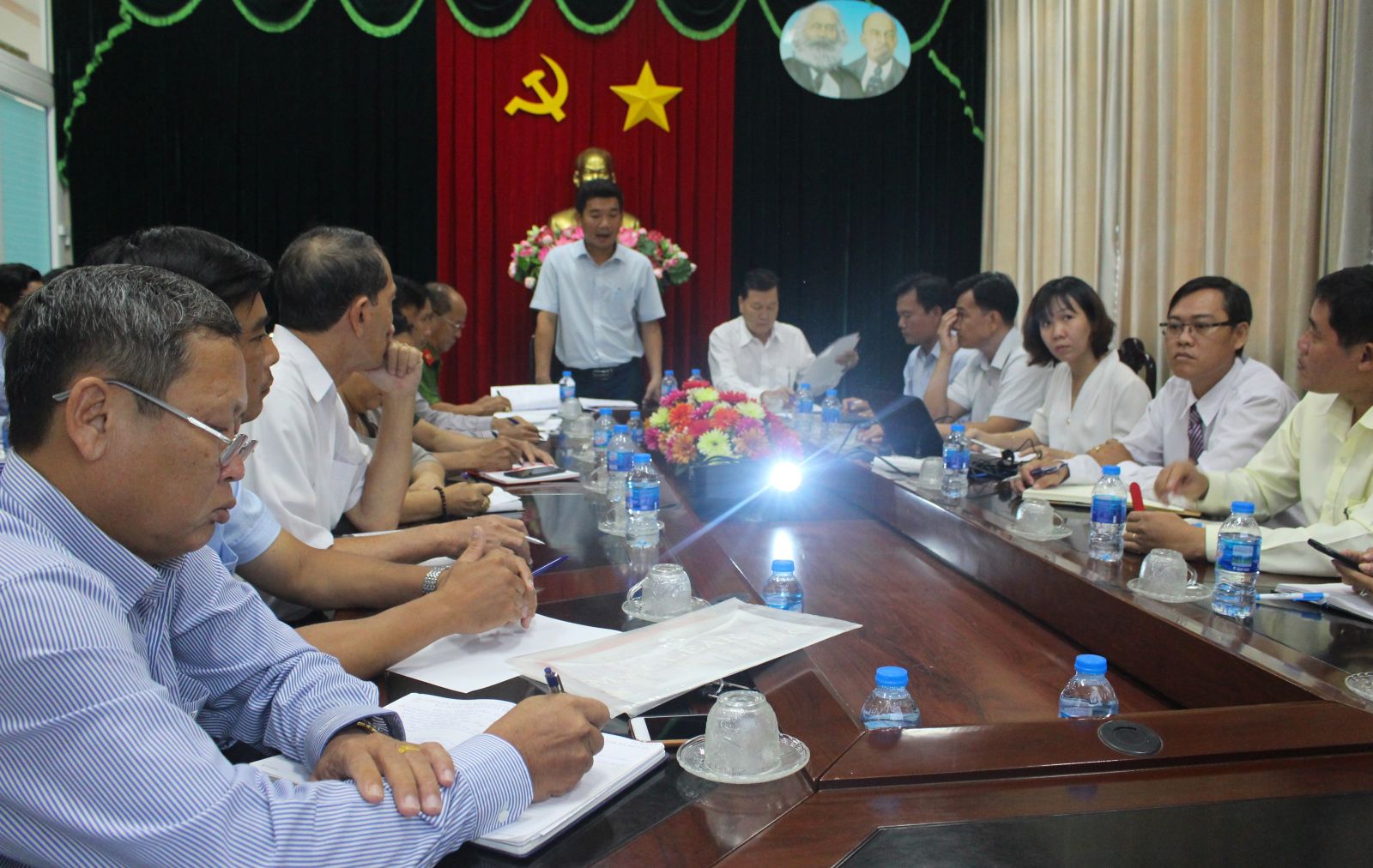 Vice Chairman of the Kien Tuong town People's Committee - La Van Dan implements urgent solutions to limit the spread of epidemic in the district