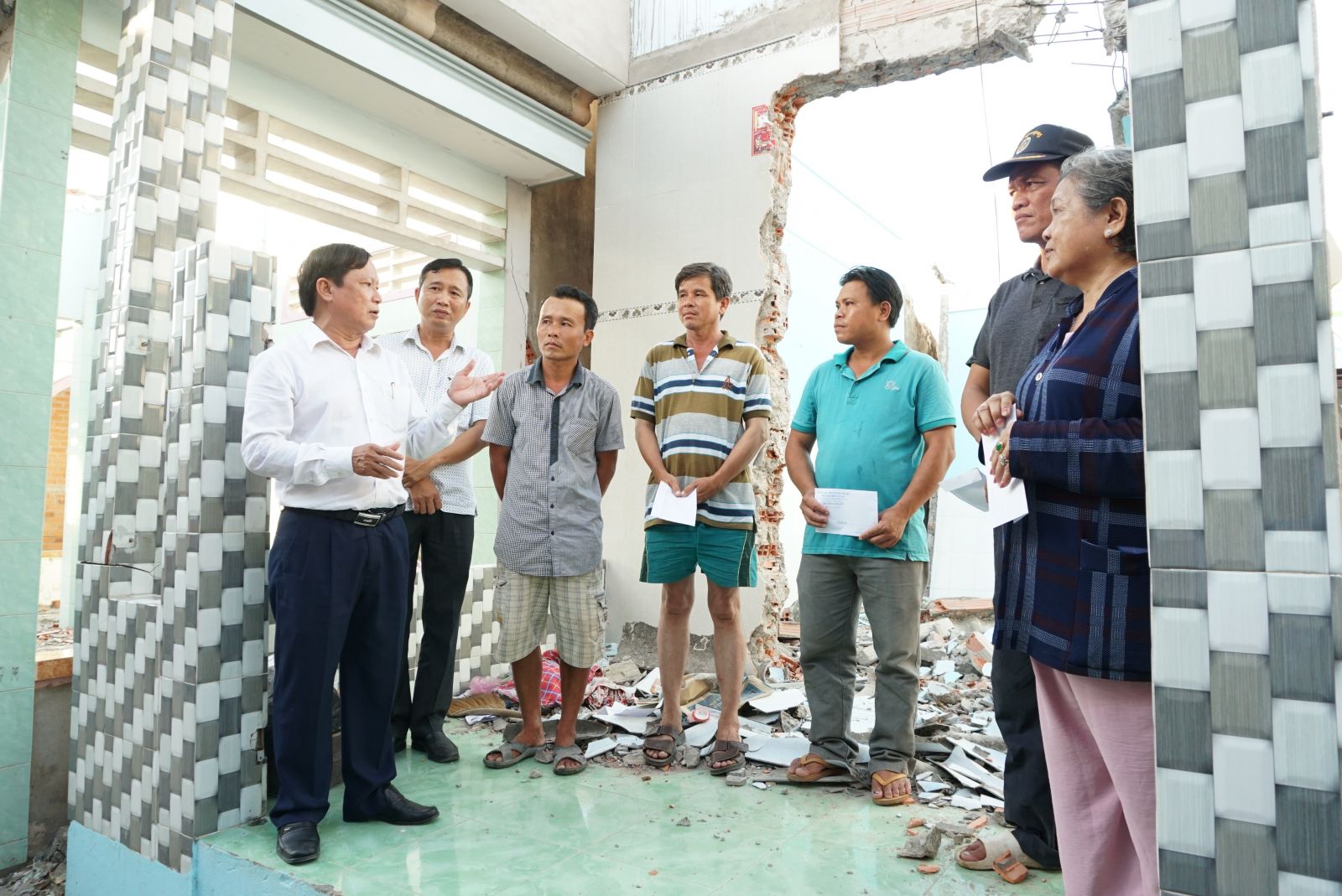 Secretary of the city Party Committee - Tran Kim Lan (left) and Vice Chairman of the City People's Committee - Nguyen Quang Thai shared and supported a part of funding for households with landslides.