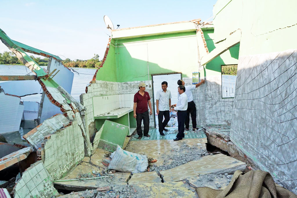 Delegation visited families whose houses were eroded in Loi Binh Nhon commune