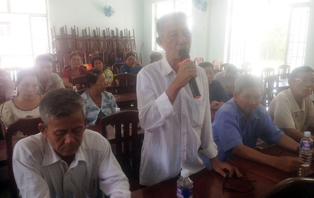 The voters of My Quy Tay commune show their opinions at the meeting. Photo: Tan Huu