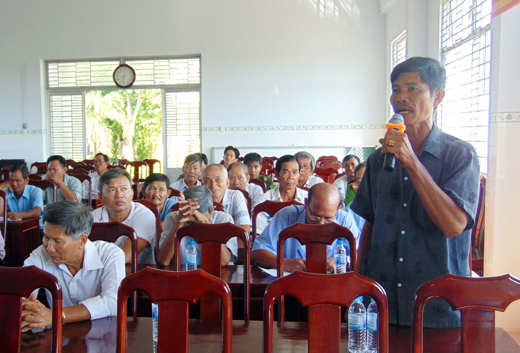 Voters in Chau Thanh district express their opinions to members of People's Council of Long An province. Photo: Minh Truc