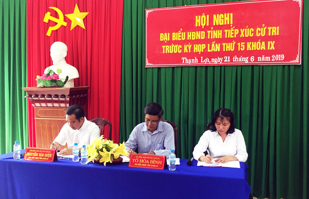 Members of Long An provincial People's Council meet voters before the 15th meeting session