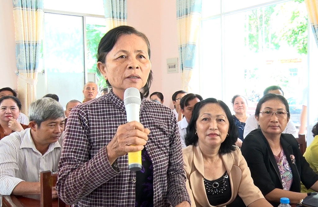 Voters raise their opinions at the meeting