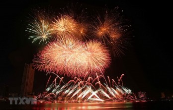 Đội Anh và Trung Quốc khoe sắc màu pháo hoa trên trời đêm sông Hàn