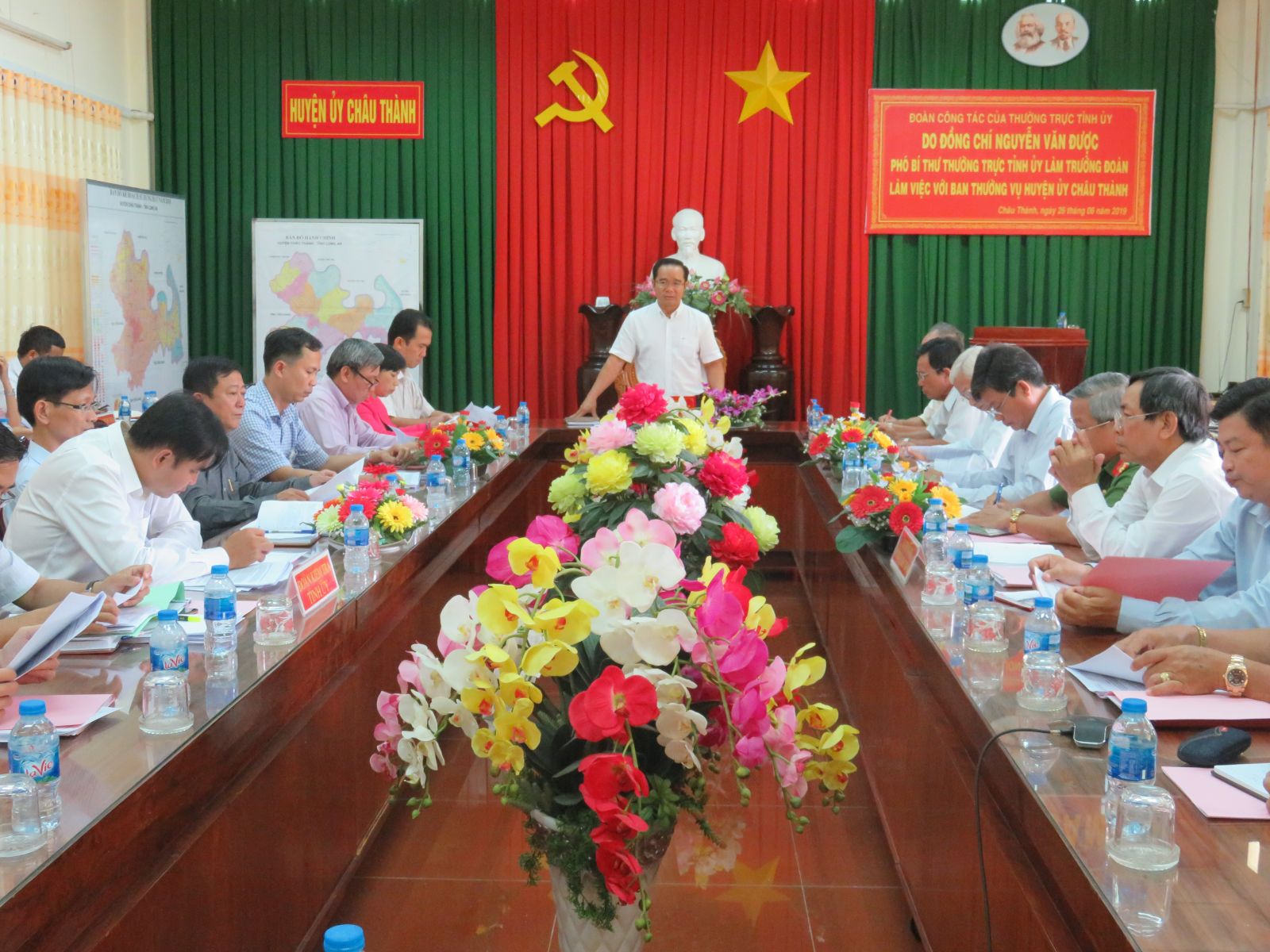 Standing Deputy Secretary of the provincial Party Committee - Nguyen Van Duoc chaired the meeting with the Executive Committee of Chau Thanh district Party Committee