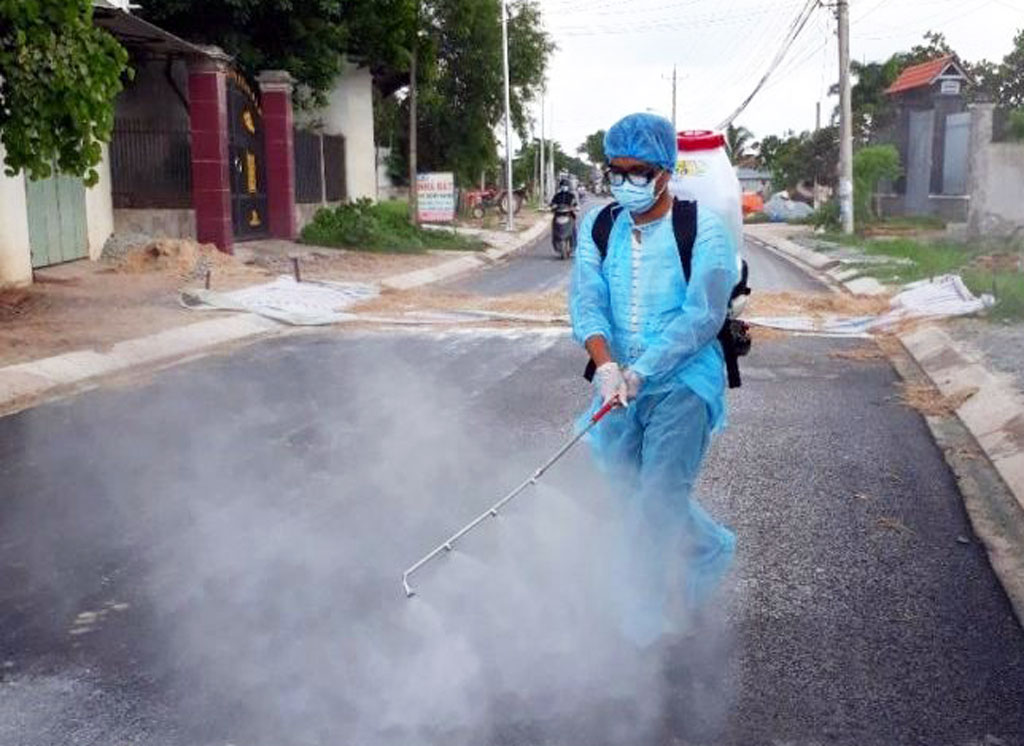 Localities increase the disinfection of routes to and from the epidemic areas. Photo: Hong Tham