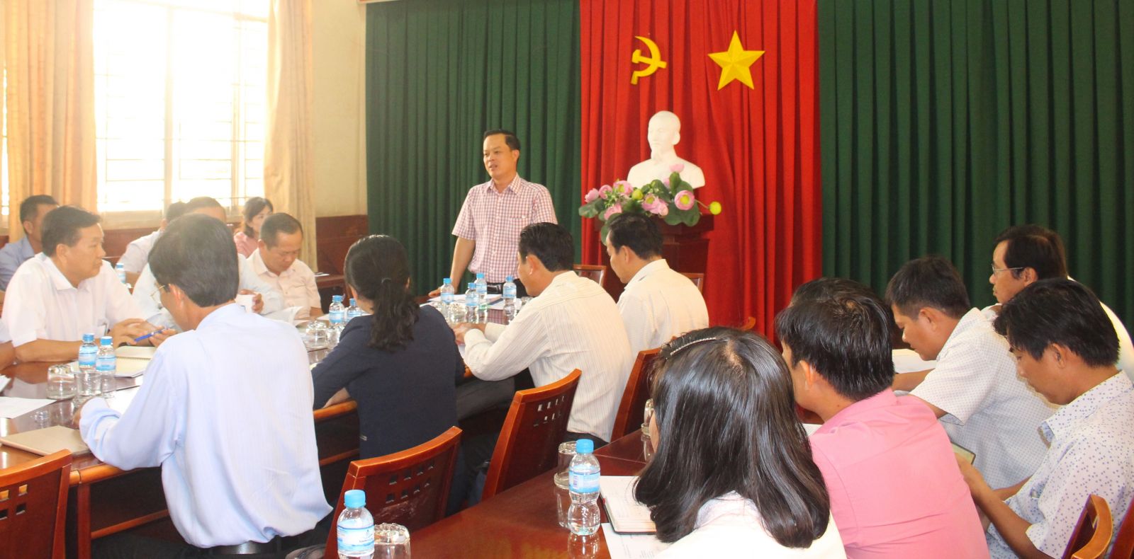 Leaders of Ben Luc district hold a meeting to discuss solutions to control epidemics