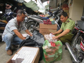 12,000 packages of smuggled cigarettes at Tan An market confiscated