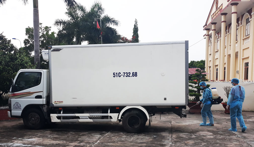 Functional force finds truck with plate No. 51C-732.68 driven by Mr. Nguyen Thanh Tung delivering about 500 kilos of pork to Ms. Huyen