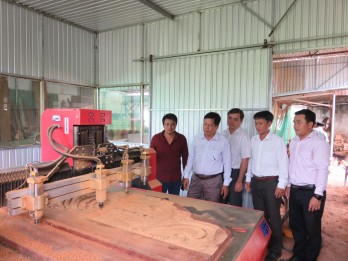 Automatic engraving machines applied in producing and processing wood virtu