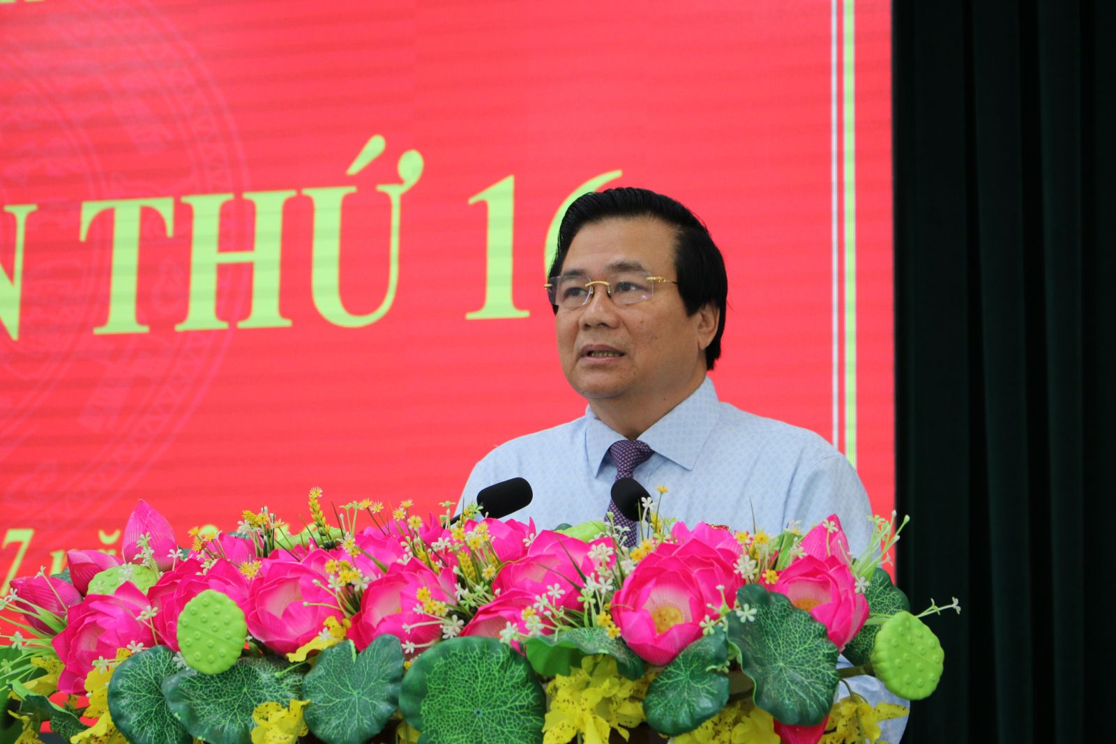 Secretary of  provincial Party Committee, Chairman of provincial People's Council - Pham Van Ranh asked the delegates to focus on discussing key tasks in the last 6 months