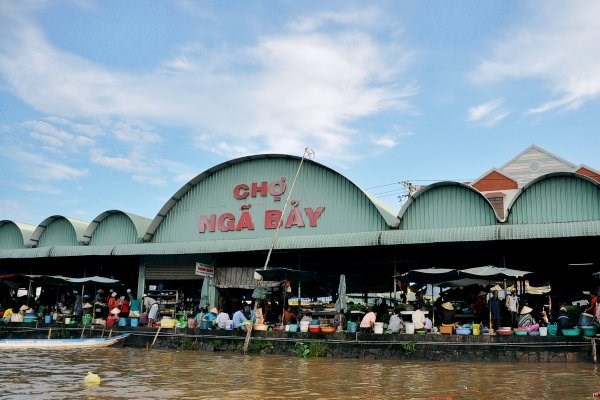 The Nga Bay floating market in Hau Giang province (Photo: VNA)