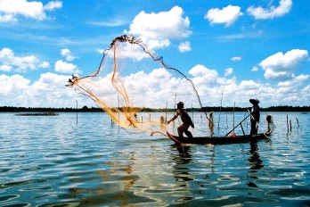 Mưa về trên sông...