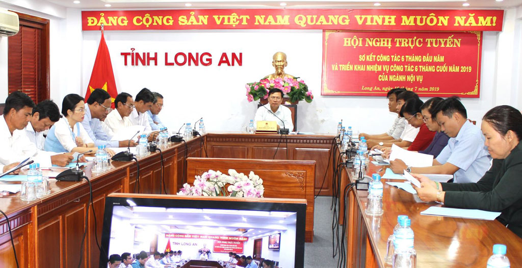 Delegates attend the conference at Long An end-point bridge