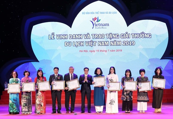 Deputy Prime Minister Vu Duc Dam congratulated individuals and organisations honoured with Vietnam Tourism Award 2019 (Photo courtesy of the VNAT)