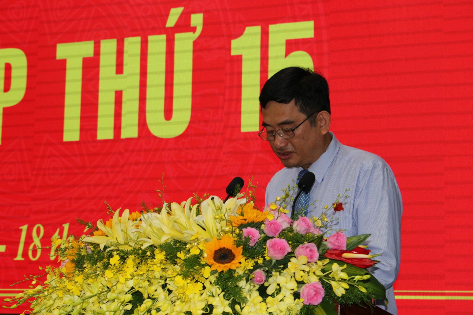 Representative leader of the provincial People's Committee, Vice Chairman of the Provincial People's Committee - Pham Van Canh received and explained the delegates’ proposals 