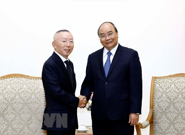 Prime Minister Nguyen Xuan Phuc (R) and Yanai Tadashi, Chairman and CEO of  Fast Retailing  (Source: VNA)