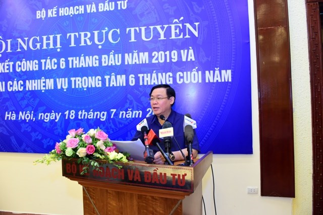 Deputy Prime Minister Vuong Dinh Hue speaks at the conference. (Source: baodautu.vn)