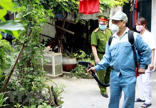 The health ministry has asked localities to kill mosquito larva at home and at work places and maintain this activity once a week in disease-prone areas. (Photo: VNA)