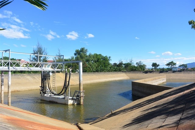 The water level of the Hoi An water company's reservoir nears bottom level during the recent hot spell (Photo: dantri.com.vn)