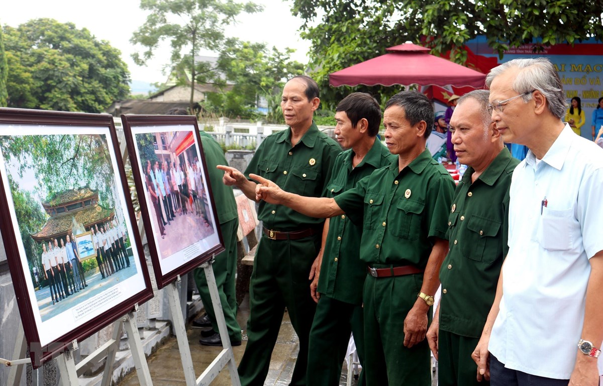 Đông đảo người dân Thái Nguyên đến tham quan triển lãm. (Ảnh: Thu Hằng/TTXVN)