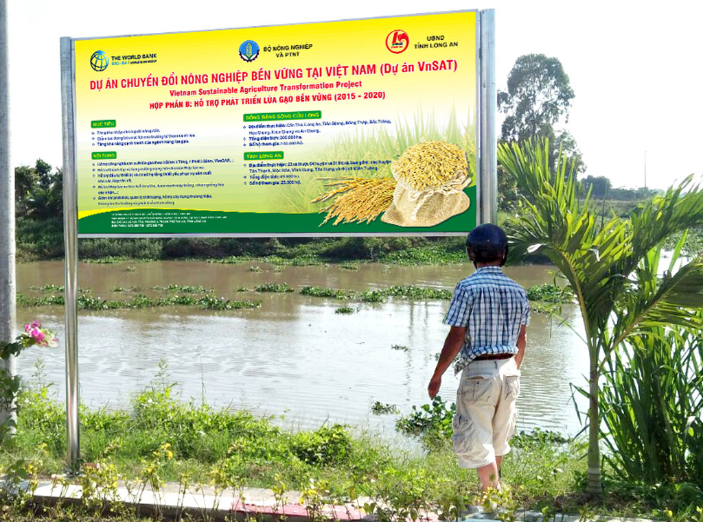 Panels propagandizing Long An VnSAT project in Thai Binh Trung commune, Vinh Hung district