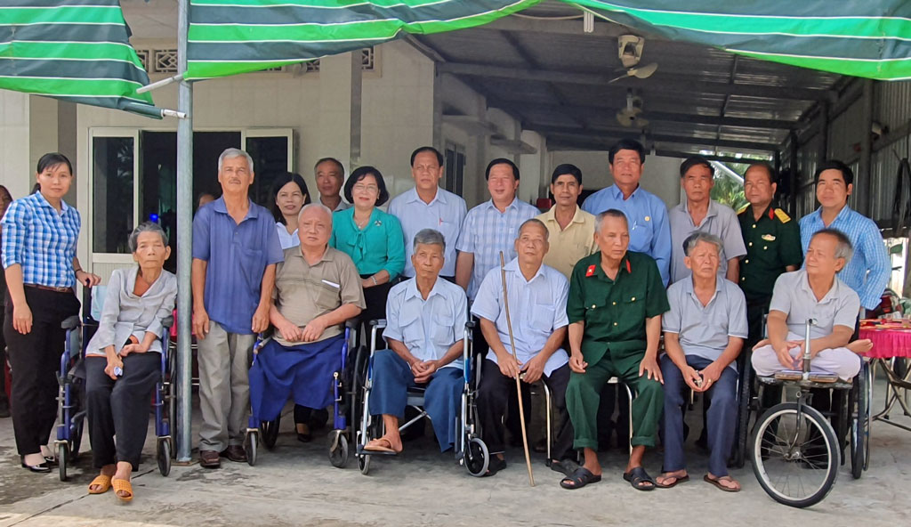 Provincial leaders visit and present gifts to beneficiaries of social welfare in Nhi Thanh commune