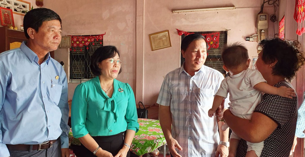 Provincial leaders visit and present gifts to beneficiaries of social welfare in Nhi Thanh commune