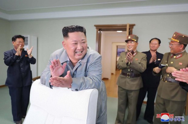 Nhà lãnh đạo Triều Tiên Kim Jong-un sau khi giám sát vụ thử vũ khí tại Wonsan ngày 25/7. (Ảnh: Yonhap/TTXVN)