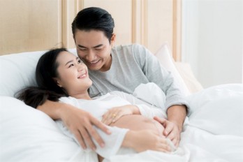 Người thứ ba trong bóng tối nhìn ra