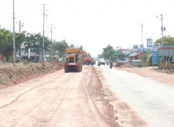 Speeding up the progress of traffic works in Long An