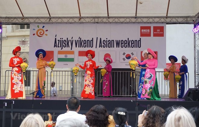 Performance of Vietnamese traditional dress "Ao dai" at the festival (Photo: VNA)