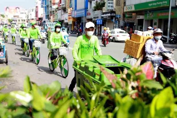 Vietnamese volunteers collect waste on the streets to enhance public awareness. (Photo: VNA)