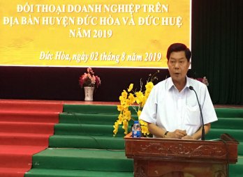 Long An provincial leaders talk with enterprises in Duc Hoa and Duc Hue districts